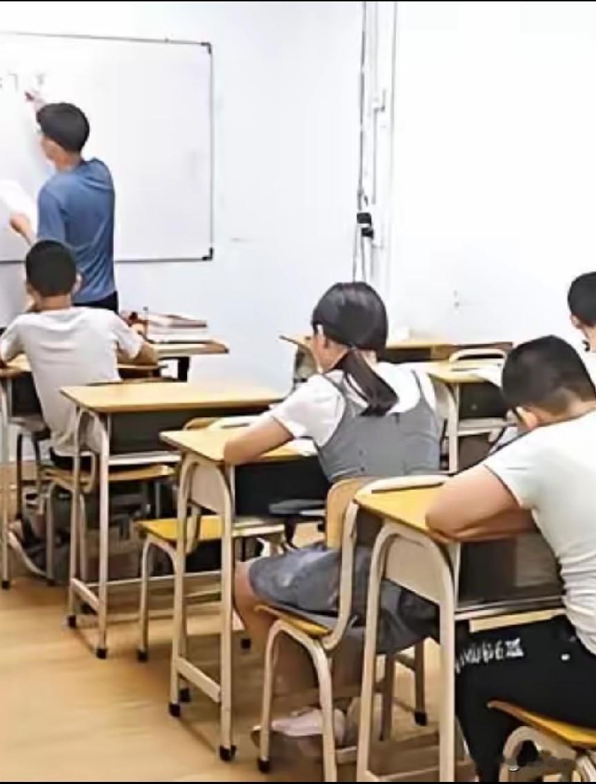 补课班被查了，上课时间22天，共赚40多万，每个老师分10万。高一预科班约一百多