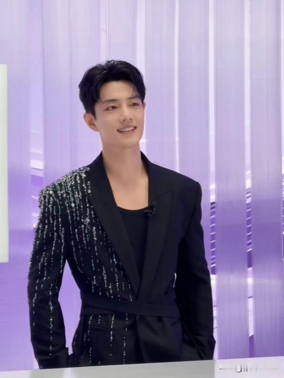 11月7日，肖战今晚彩妆品牌直播，一身黑色亮片西装，介绍产品，整个人干练又专业！