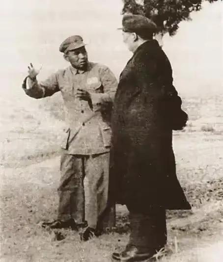 伟人气场太强大了，大名鼎鼎的许世友将军在伟人面前就像个孩子。