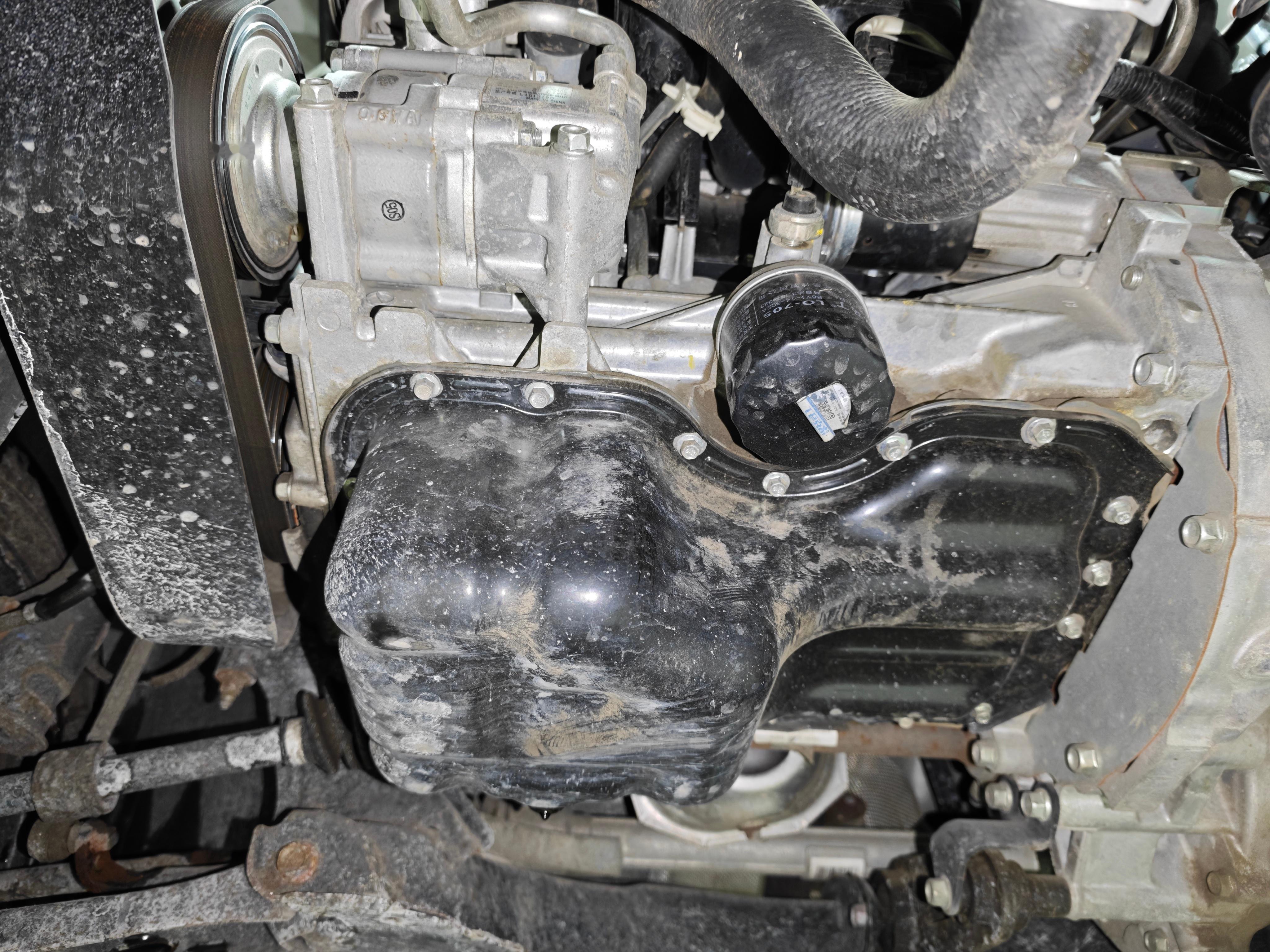 一台14年车龄的车，底盘，发动机，变速箱干净成这样，我还以为是丰田呢…没想到是我