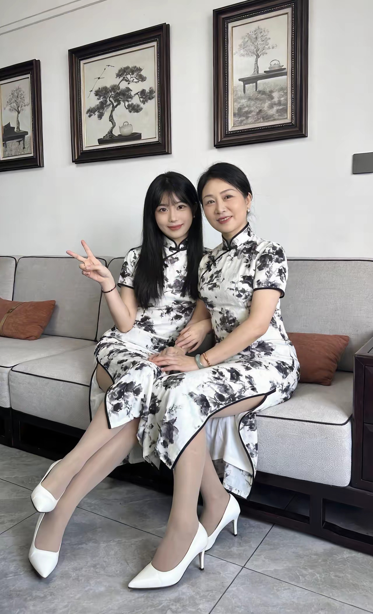 五十岁生日马上到了，孩子在网上淘了两件同款的旗袍，非要一起穿上拍照，实在拗不过她