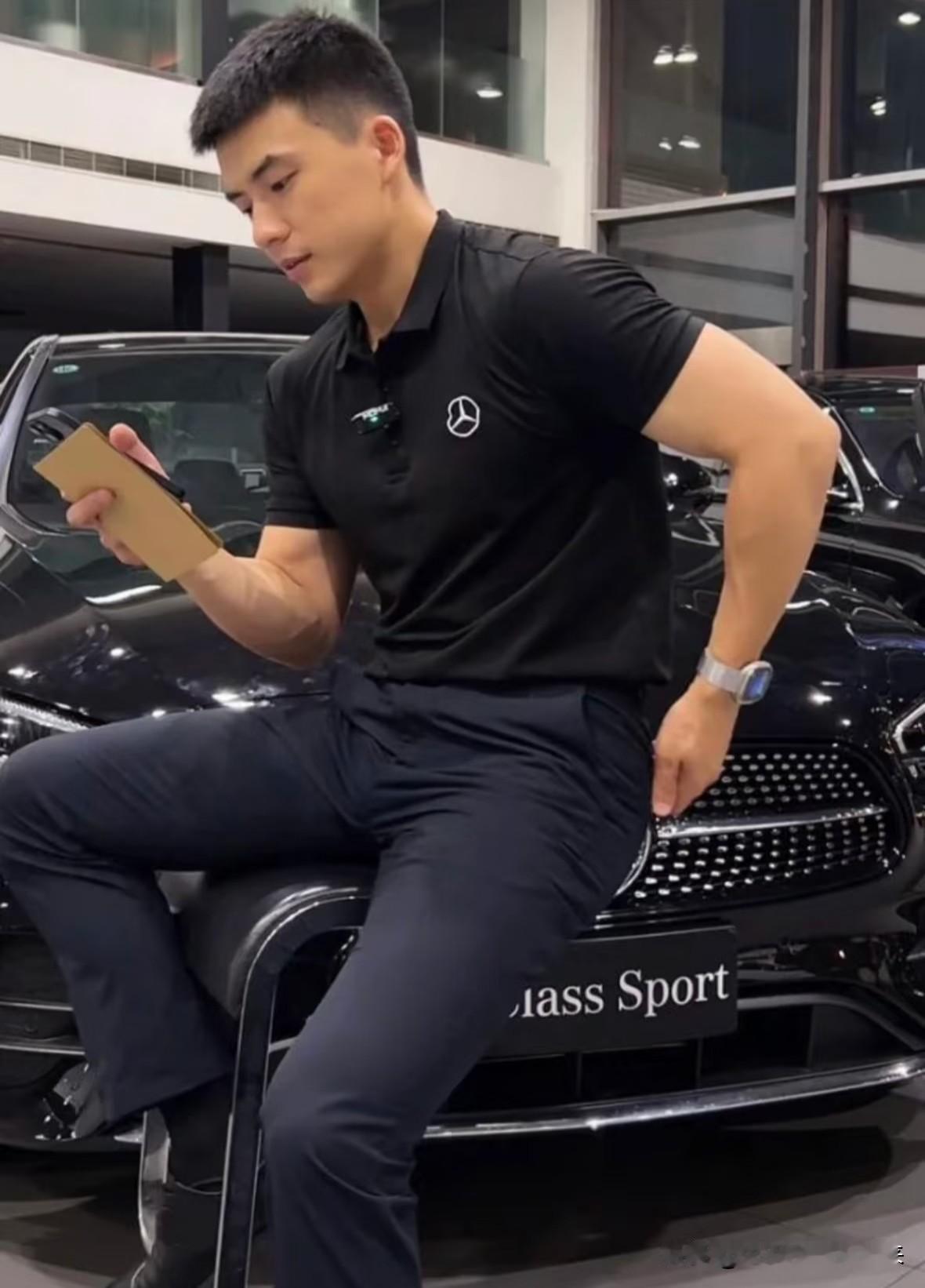 壹臣，曾经全网最帅的奔驰销售。不知道为啥后面从苏州利星离职了，后面又去上海卖