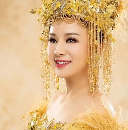 7年前，盲人女歌手刘赛不顾反对，把自己嫁给这个一贫如洗的农村小伙。愿意倒贴一套婚