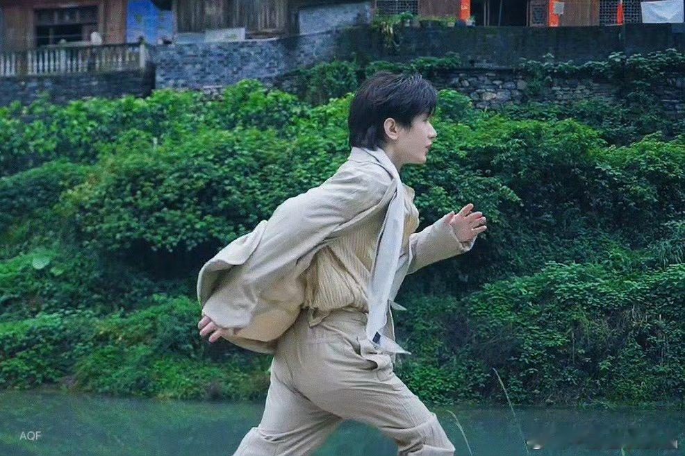 确实要感谢摄影师把他比例p好了，看看原图清醒一下吧