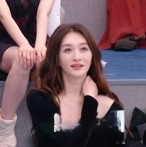 李小冉浪姐直播镜头一扫而过，她真的在发光！