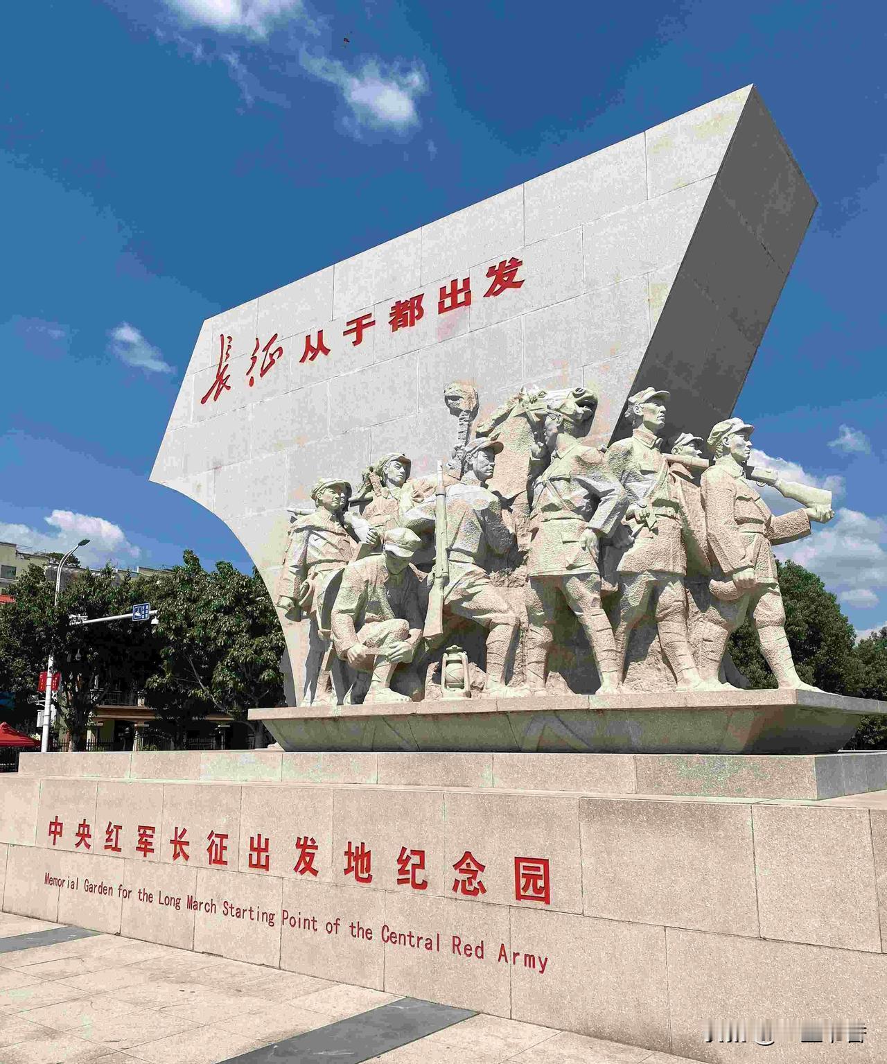 中央红军（红一方面军）长征出发时，主力共五个军团，另配中央直属纵队，全军约八万六