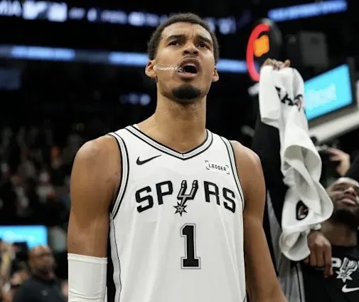 近日，篮球评论员尼克-赖特在节目中解释了为何自己未将马刺中锋维克托-文班亚马列入