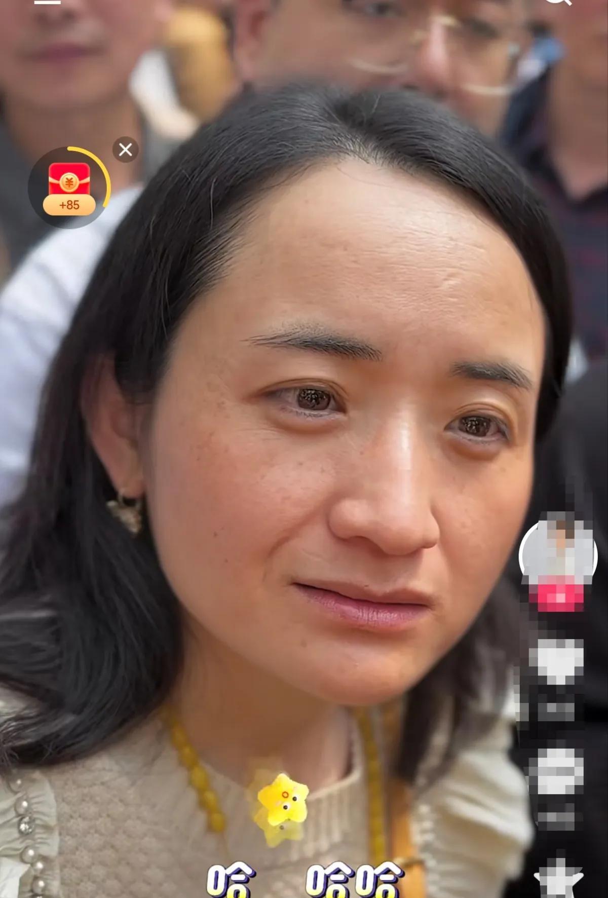 大龄剩女雅典娜，对男人要求一套一套的。雅典娜对另一半的要求可谓高标准严要