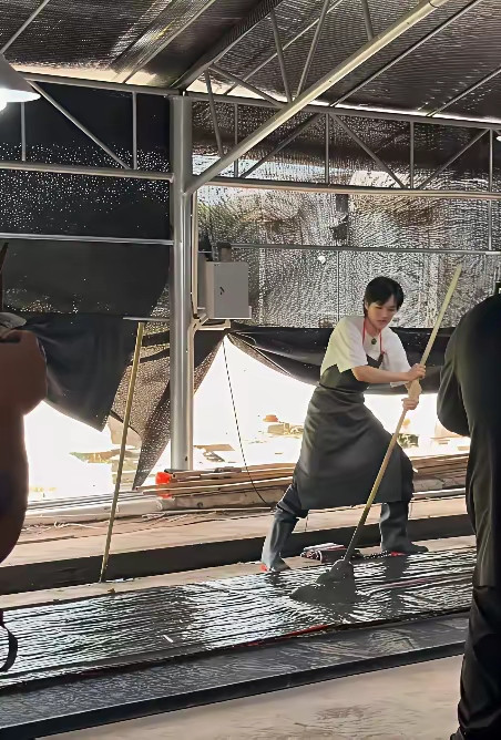 姚安娜录综艺又变身“打工公主”了，二公主这是真爱干活啊！哎我跟你说个乐子，姚安娜这姑娘，真是娱乐圈一