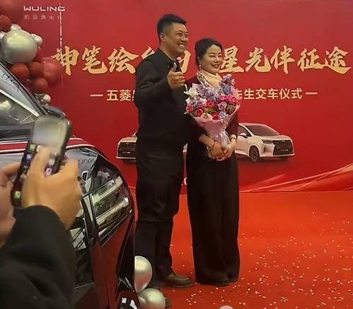 五菱汽车暖心赠车：支持墙绘艺术家吴承言的创作之旅