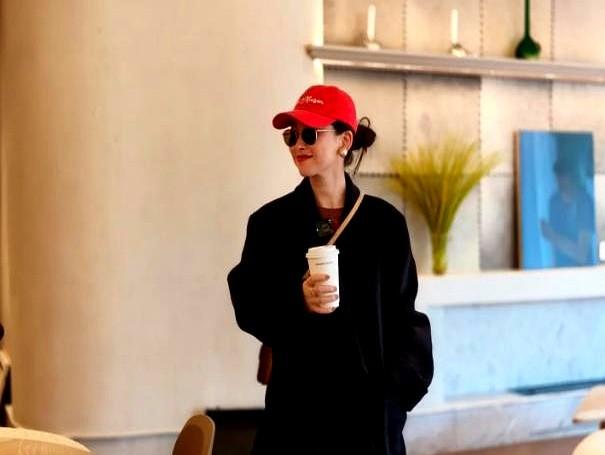 朱珠现在住的三室两厅，居然不够用了。一家三口住着，女儿的玩具都没地方放，收纳