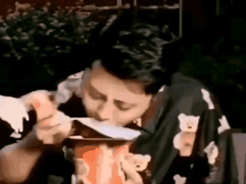 玩笑开得有点大！12月14日报道，一男子正在津津有味的吃泡面，没想到，旁边的女子