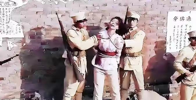 1939年寒冬，刑场一位无名女烈士，被敌人押着，她自始至终昂首挺胸，半点没弯。