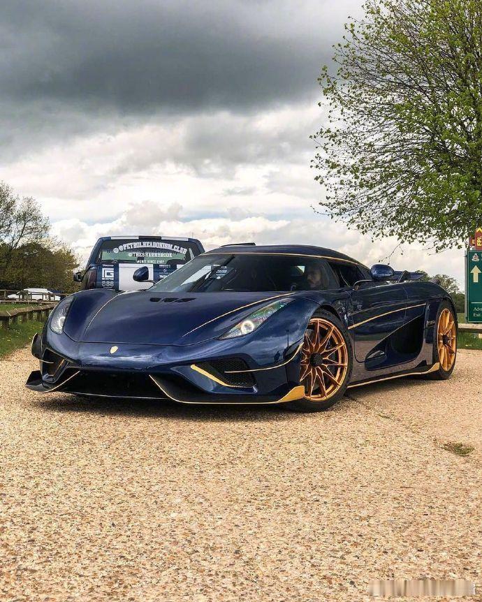 两台超跑柯尼赛格KoenigseggRegera/布加迪Bugatti