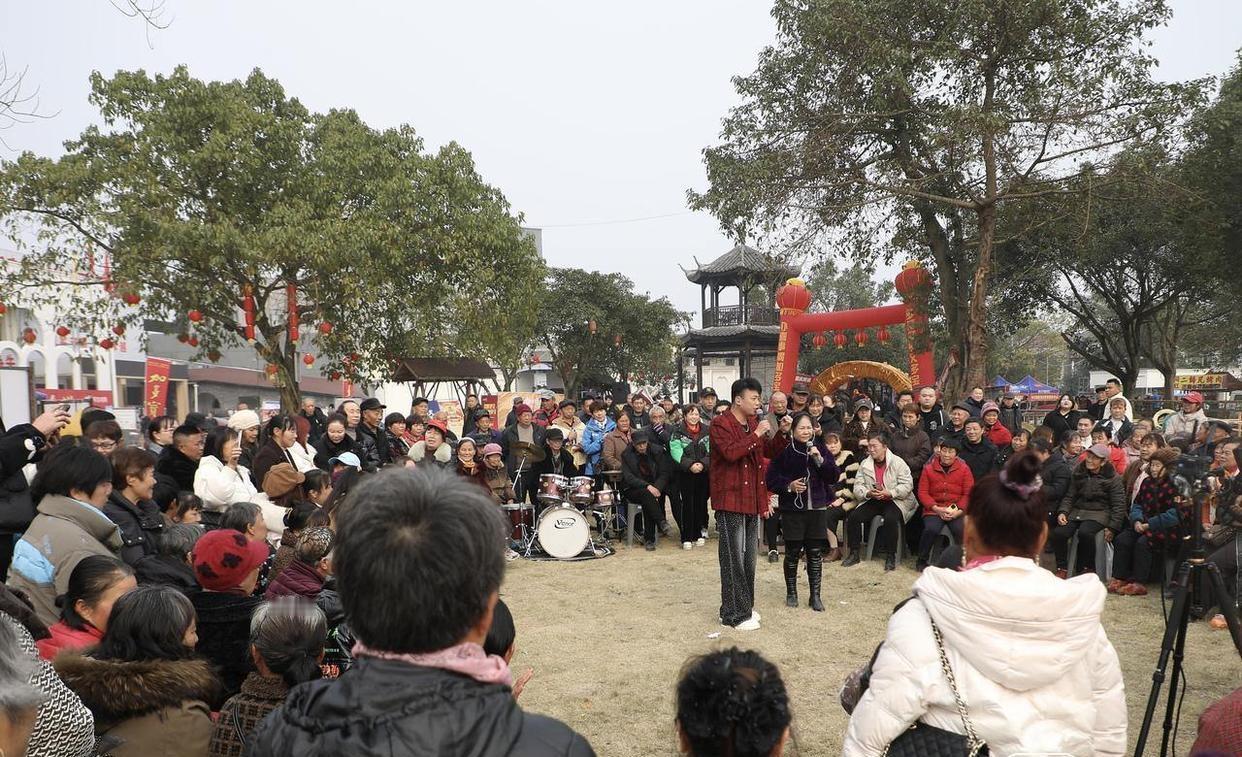 大周末晚上聊点有意思的事儿，最近合川那个妹子的刨猪汤，大家刷到没有？我刷到的时候