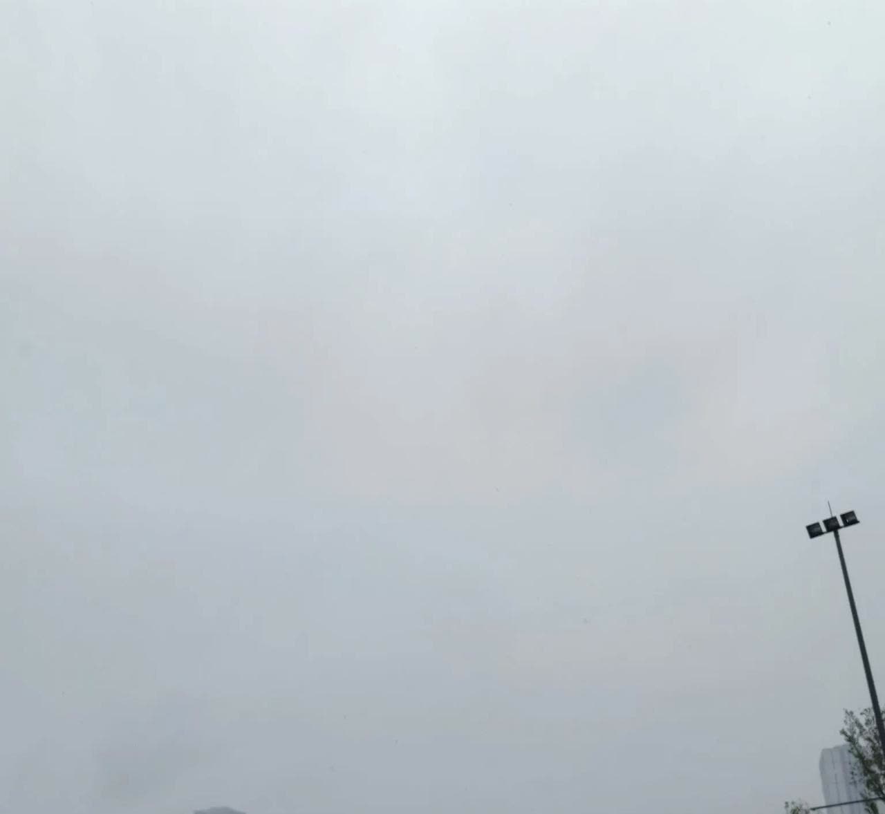 端午节合肥下了一天雨，一瓜农大叔在叫卖1.3元一斤西瓜，下午三点多还有100来个