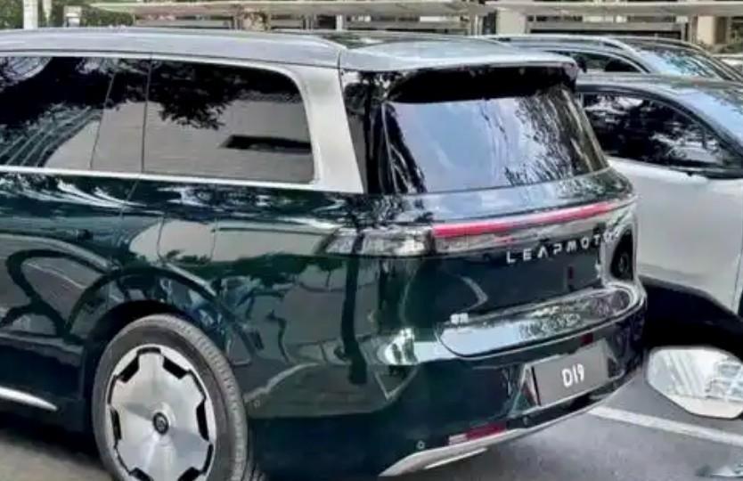 零跑D19为全尺寸6座SUV，车长5.2米，轴距3.1米，双拼色车身、大饼轮圈