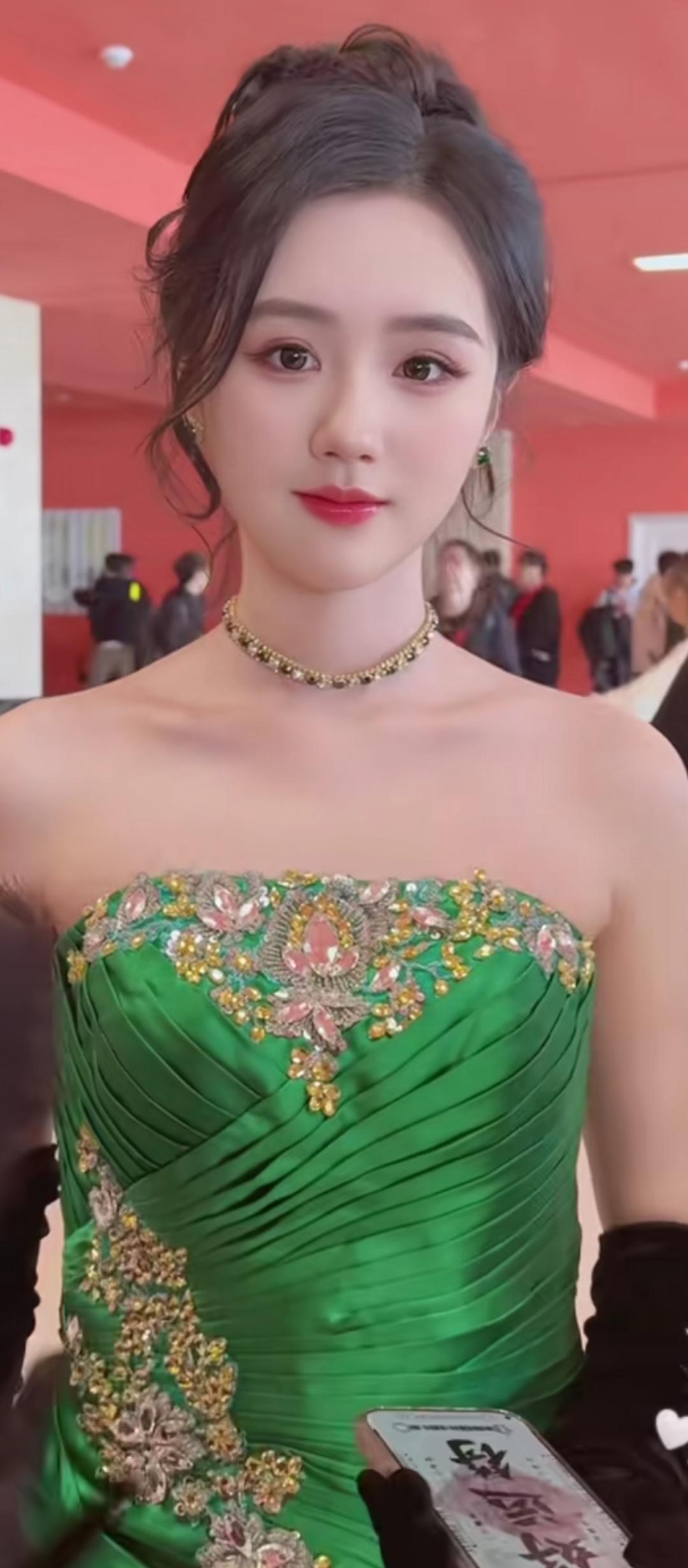 优雅绿裙晚宴，闪耀珠宝配饰，红唇惊艳全场！