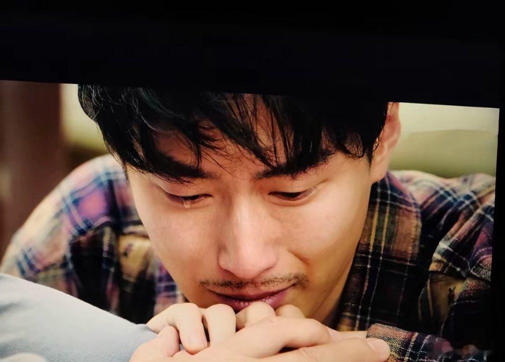 主角编剧疯没疯我不知道，但是窦骁演的刘红兵现在争议真的满天飞啊，之前的人设直接崩