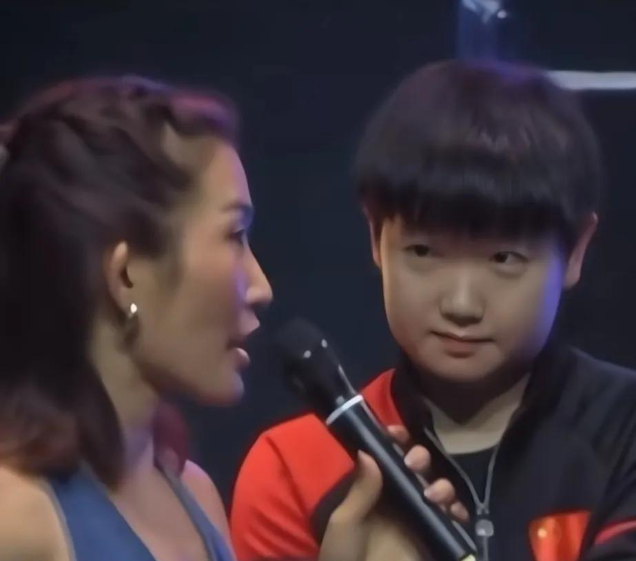 是不是迷死个人啊。这个主持人小姐姐也是有定力的，被莎莎这样盯着看，也没有啥动作