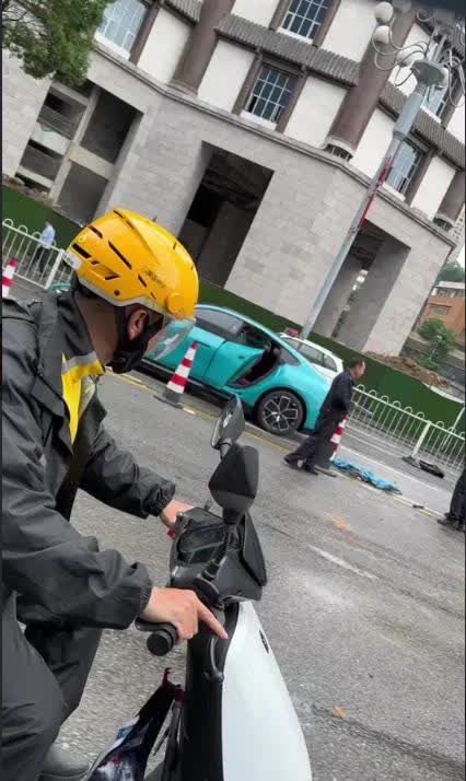 贵阳花果园小米SU7车祸致2人死亡，造车遭遇交通事故在所难免，花果园道路崎岖遭遇