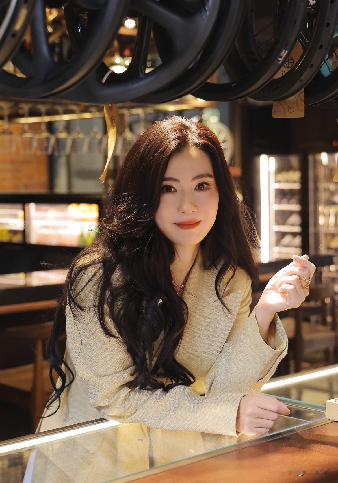 别被“为爱生子”的老剧本骗了！张柏芝的三胎选择，揭开多少女性生育背后的真实算