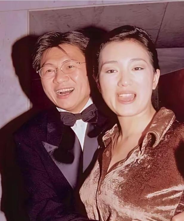 为生孩子，影后巩俐喝了大半年中药。1996年，她嫁新加坡商人黄和祥。听从母亲建议