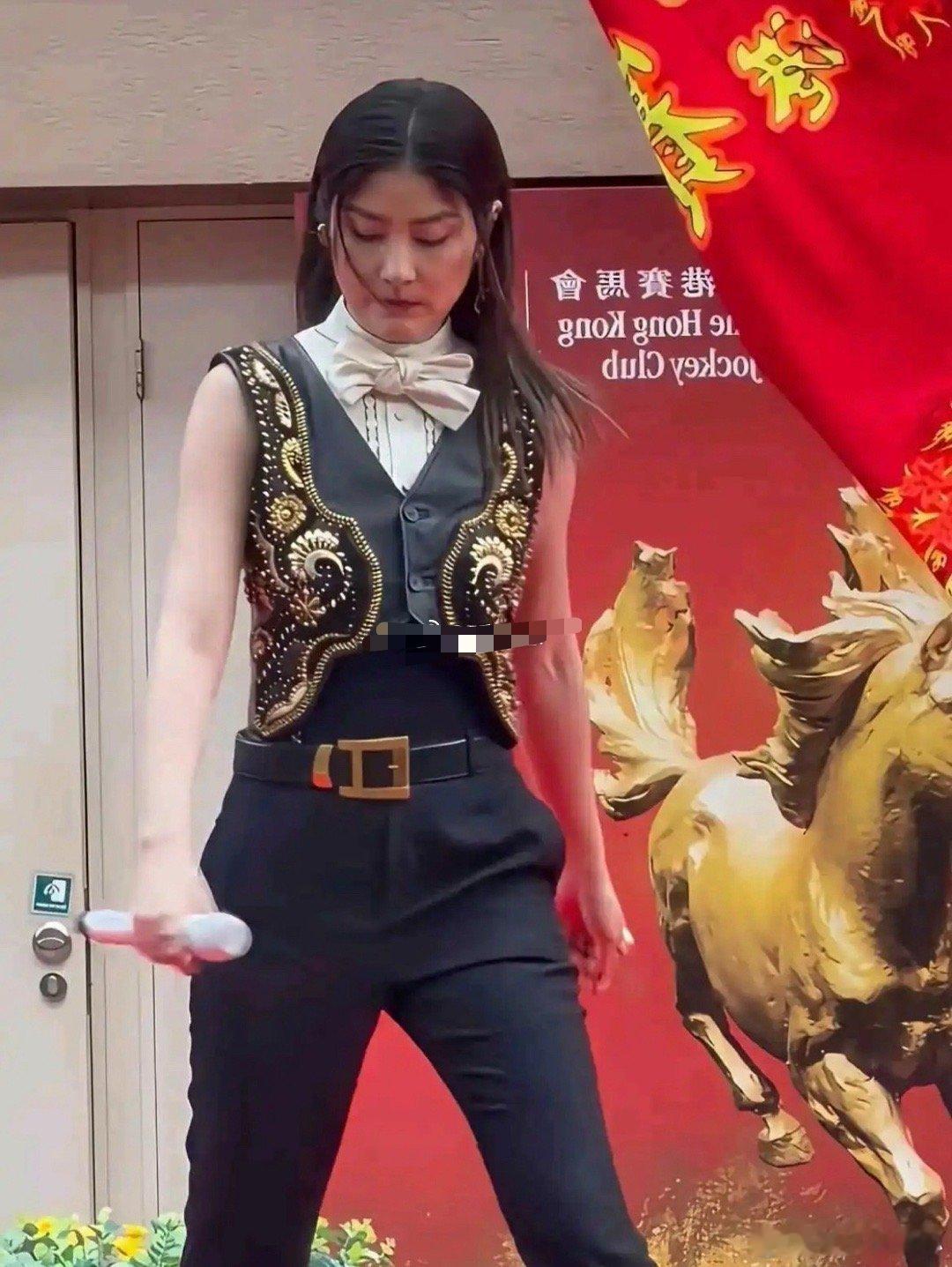 好歹也是天后级别的歌手，也沦落到在这种地方唱歌了吗？