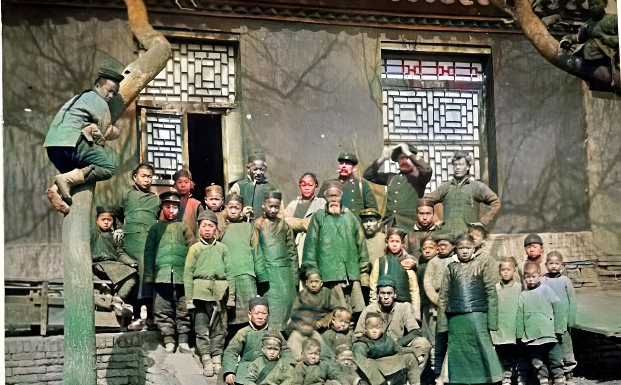 1900年，驻守天津的法国士兵与当地的老百姓在一起。从着装打扮方面看，这些老百姓