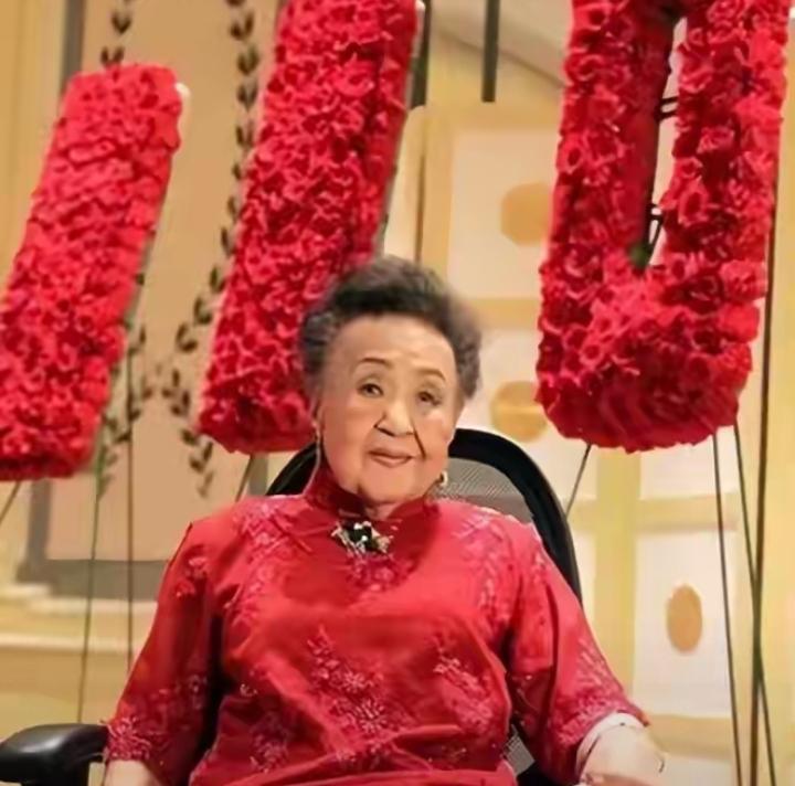 严幼韵110岁寿宴照红光满面，一身鲜亮红绣花旗袍，精神抖擞。这场寿宴来了贝聿