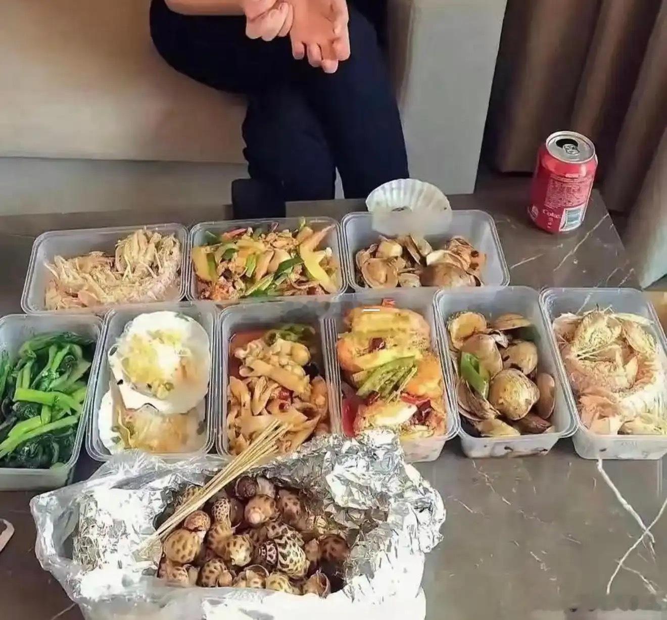 感觉这一顿外卖没有小三百块钱下不来吧？