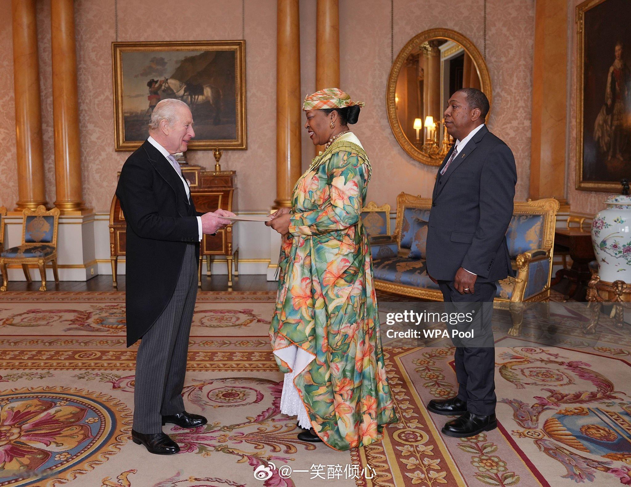 英国王室今天查尔斯三世在白金汉宫分别会见多米尼加高级专员🇩🇴Loreen