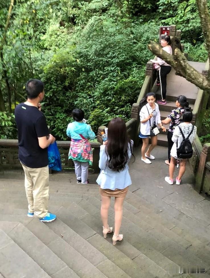 我媳妇出门就爱穿高跟鞋，让她穿运动鞋嫌难看，自从这次爬山后，把高跟鞋都扔了，给钱