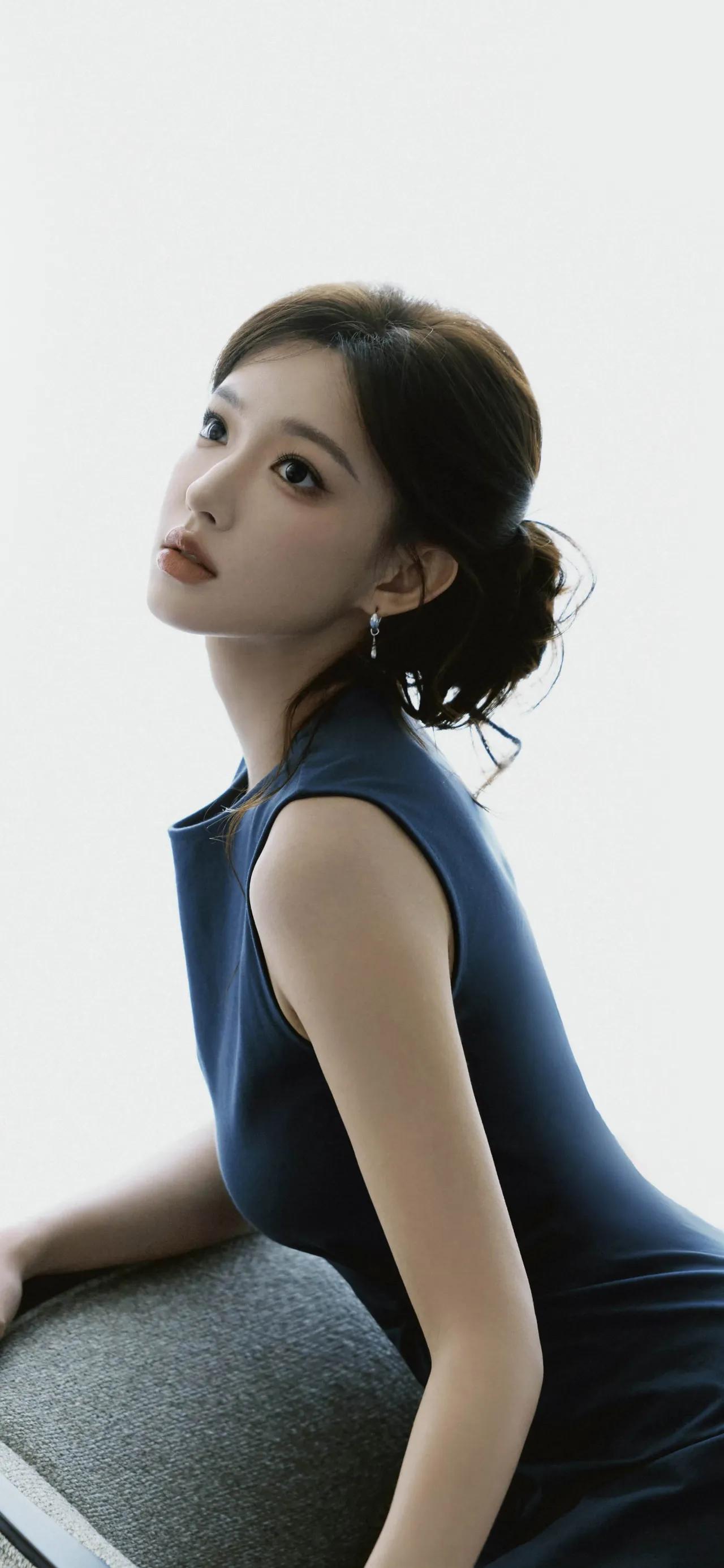 美女壁纸～程潇，藏在雾蓝里的温柔，是松弛感与精致感的恰好平衡