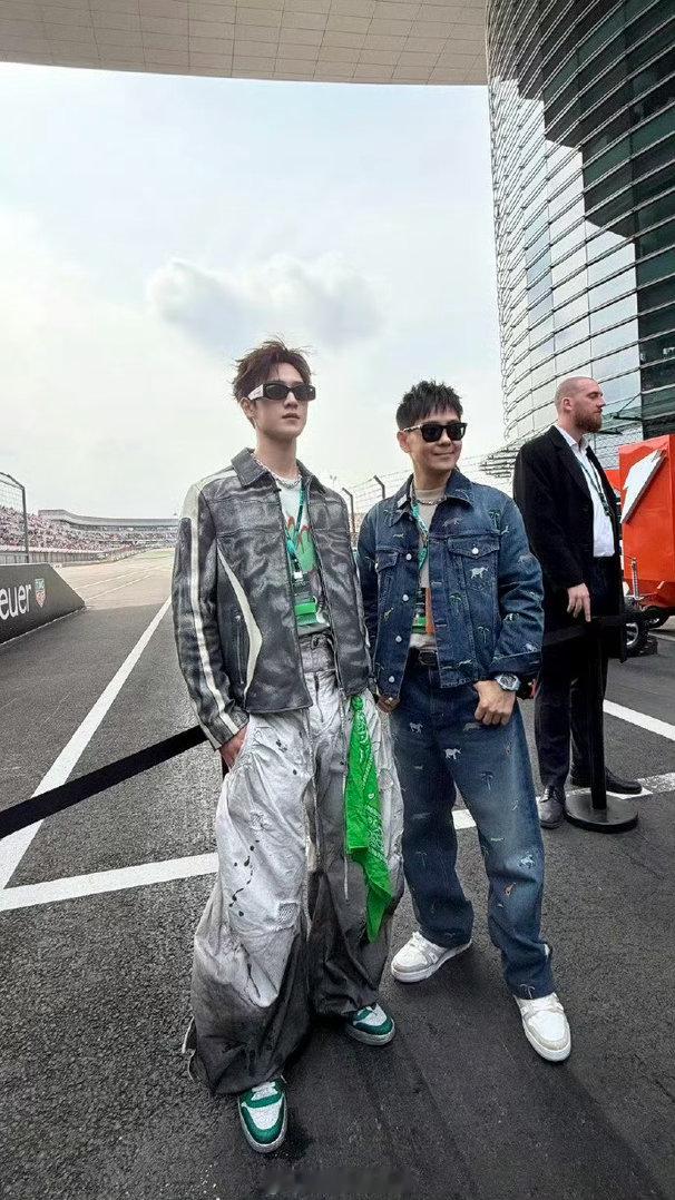 林志颖李昀锐f1合照看到林志颖站在F1赛场，才想起来他不只是歌手演员，还是专业