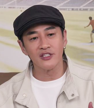 50岁何润东翻红最让人羡慕的不是代言接到手软也不是高情商回复自己和张凌赫的对