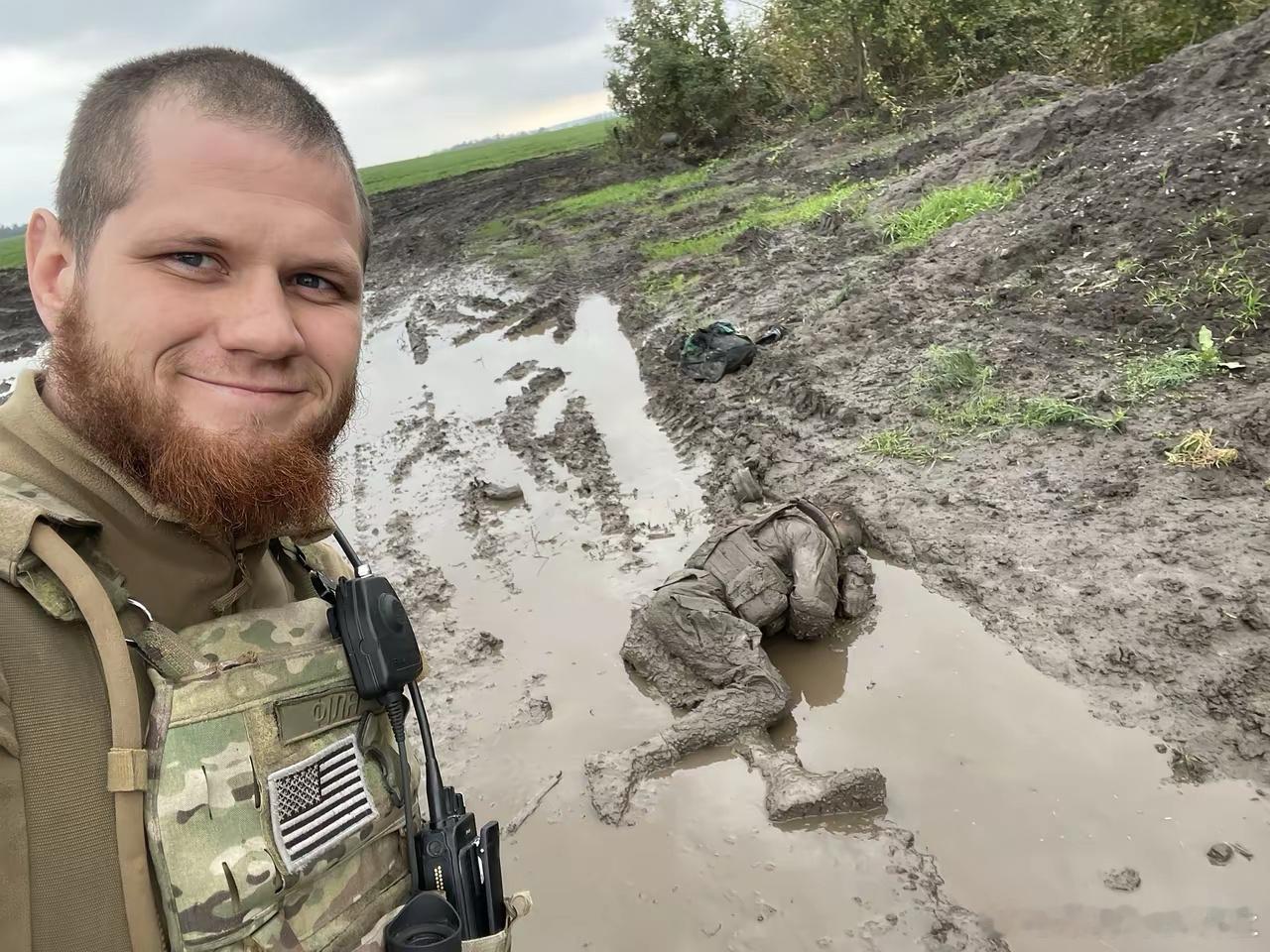这个图片实在没看懂，美国大兵怎么把乌克兰士兵在现场枪杀了？俄乌冲突烽火问鼎计划