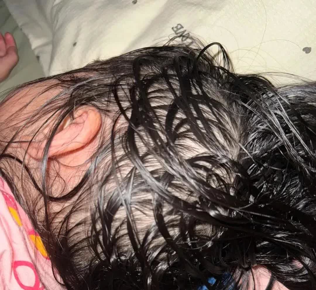 广东，一名女子半夜起夜上厕所，顺便去女儿的房间看了一下女儿，结果发现女儿满头大汗