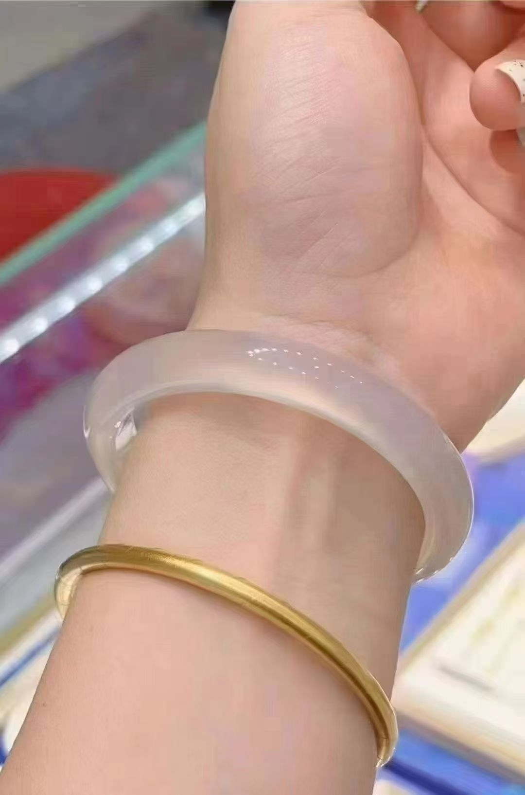 女生吵架扔礼物内含手机金项链看来情人节去守着垃圾桶不是段子啊，是真的可以有收获，