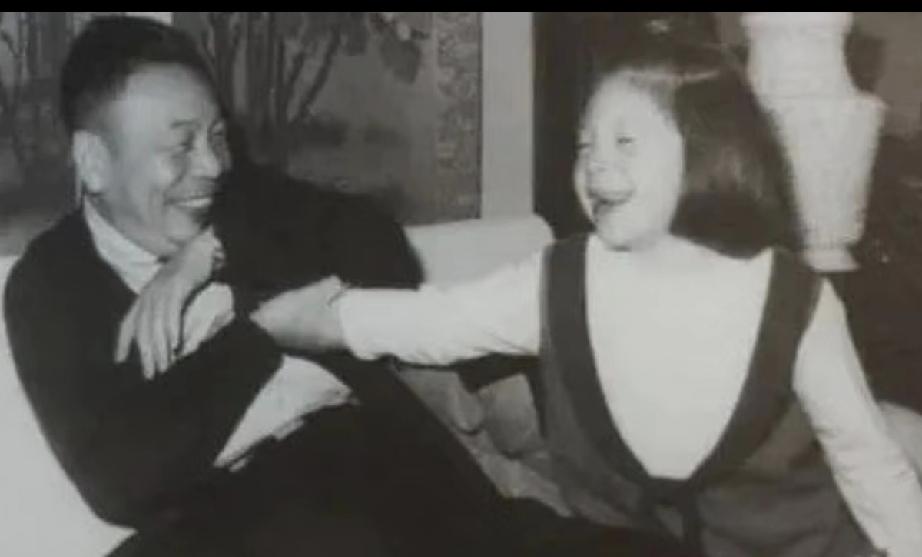 蒋经国先生曾在日记中写道：孝章吾最爱，友梅是我的心头肉。她不止是个女儿奴，还是