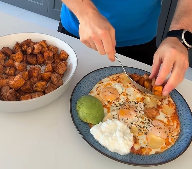 邮报: 前英超球员皮尤退役后成为美食博主, 分享健康食谱并教做菜