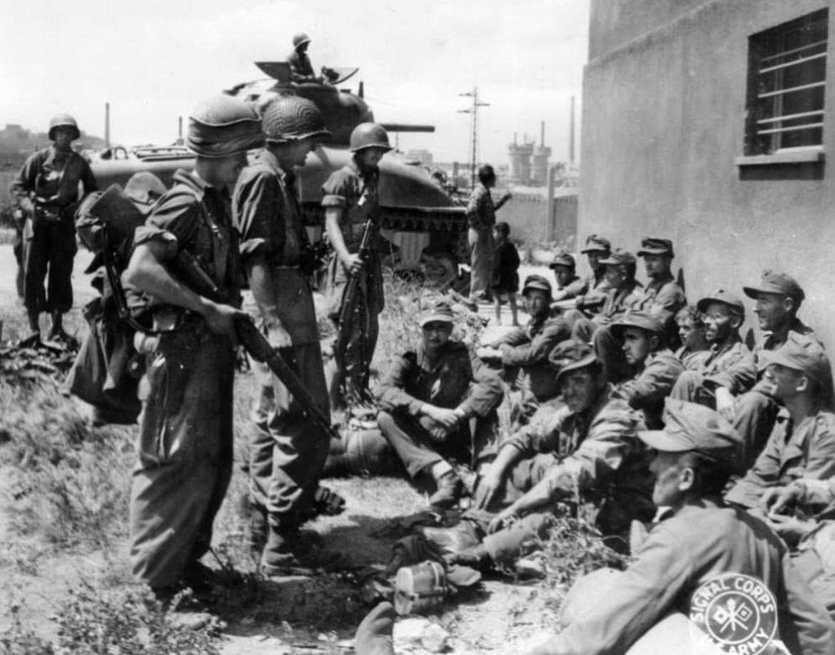 1944年5月，意大利阿尔泰纳，第3步兵师的士兵看守被俘的德国战俘。