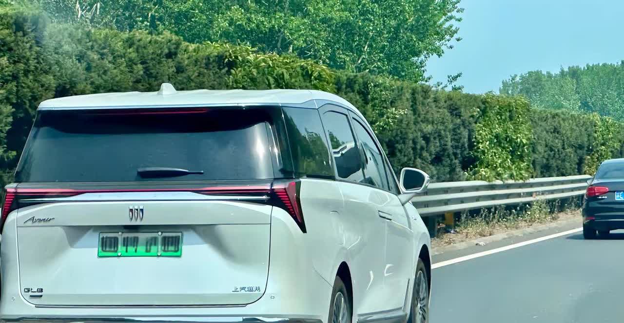 五一回老家的高速路上偶遇一辆GL8陆尊Phev：珍珠白配色，行驶姿态相当优雅。默