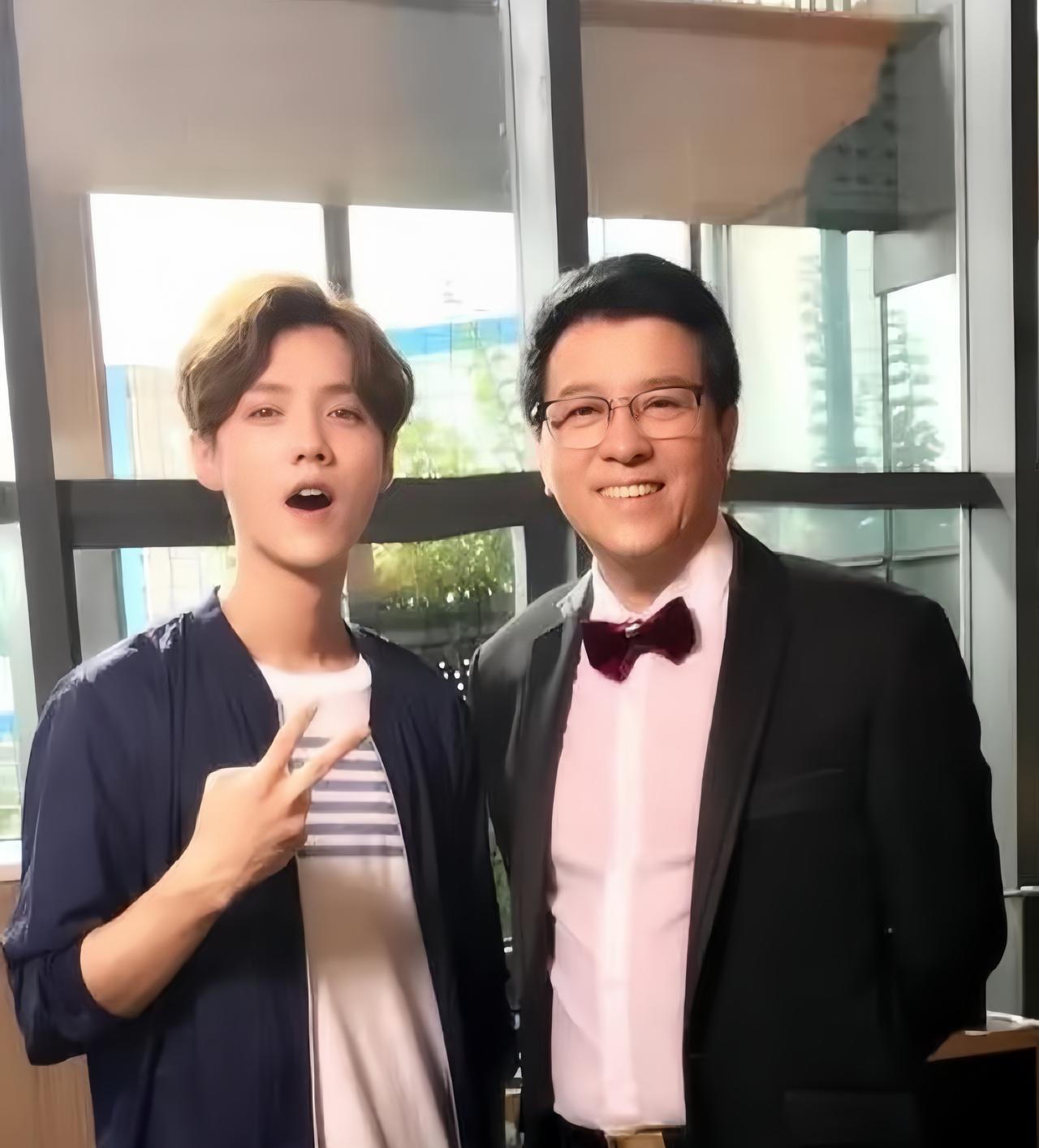 关晓彤爸爸这操作，给全天下有闺女的人都提了个醒当你女儿20岁时，你是甲方，可