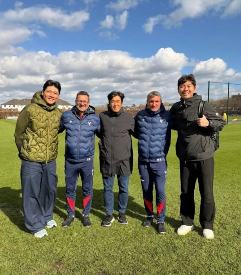 原成都蓉城主教练徐正源近期开启了自己的欧洲行，带着助教拜访了英超水晶宫徐正源在