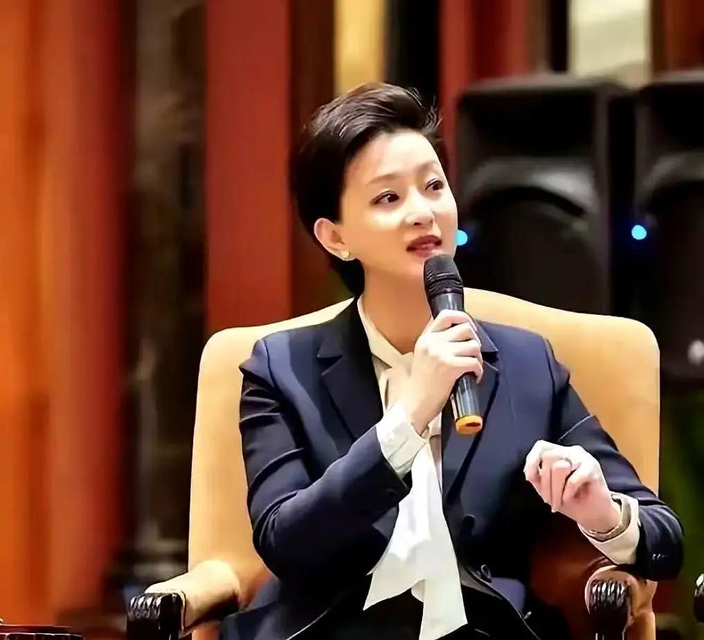 杨澜大概也想不到，他的前夫张一兵，是这么体面又低调的男人。两人离婚后，他就与杨澜