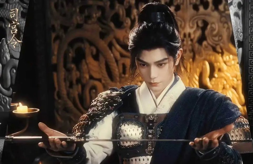 他现在基本都是这个俯拍的角度，这样能遮住脸型问题你们回想是不是总是这个拍摄角度的