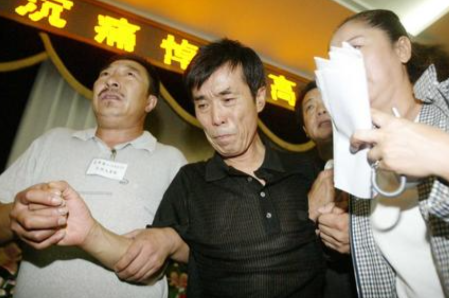 2005年，高秀敏独自在家时，突发心脏病当场离世。何庆魁痛不欲生，面对妻子留下的
