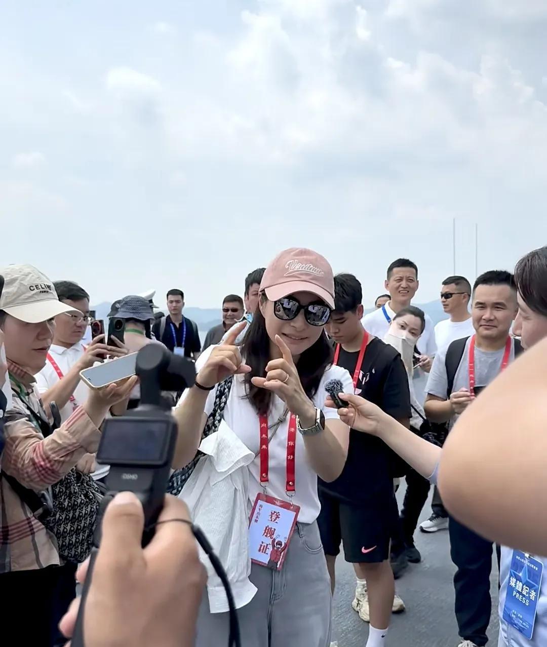 郭晶晶太受宠了！记者采访郭晶晶时，大家都是笑眯眯地围着，等到采访霍启刚时，大家都