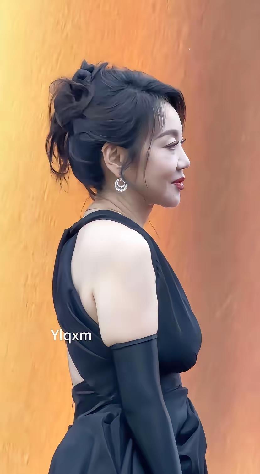 为什么女人到了一定的年龄都会含胸驼背就连明星也不咧外[？？？]